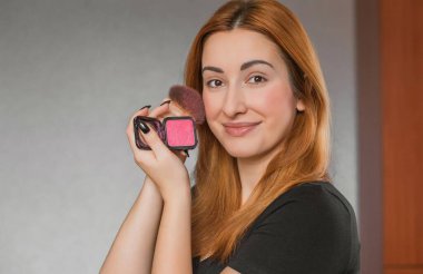 Evde makyaj yapan basit bir kız. Telafi süreci, adım adım. Göz makyajı.