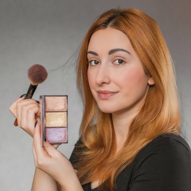 Evde makyaj yapan basit bir kız. Telafi süreci, adım adım. Göz makyajı.