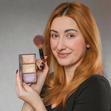 Evde makyaj yapan basit bir kız. Telafi süreci, adım adım. Göz makyajı.