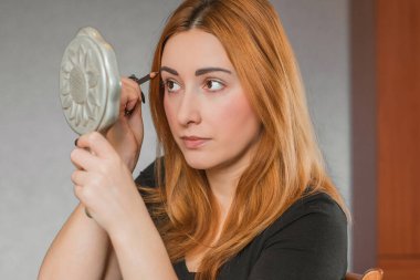 Evde makyaj yapan basit bir kız. Telafi süreci, adım adım. Göz makyajı.