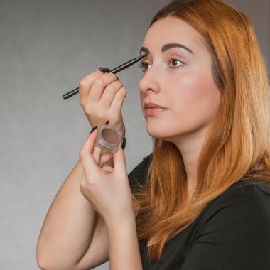 Evde makyaj yapan basit bir kız. Telafi süreci, adım adım. Göz makyajı.