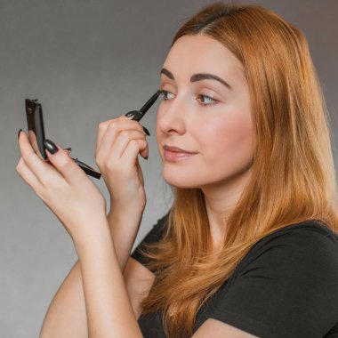 Evde makyaj yapan basit bir kız. Telafi süreci, adım adım. Göz makyajı.