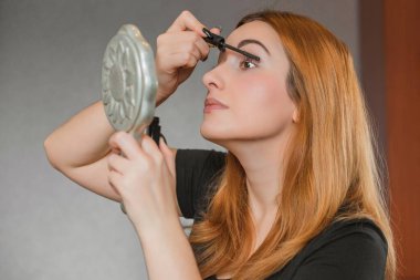 Evde makyaj yapan basit bir kız. Telafi süreci, adım adım. Göz makyajı.