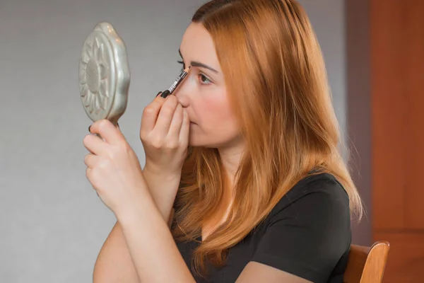 Menina Simples Colocar Maquiagem Casa Processo Maquiagem Passo Passo Olhos — Fotografia de Stock