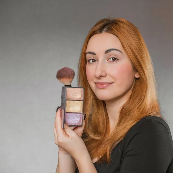 Evde makyaj yapan basit bir kız. Telafi süreci, adım adım. Göz makyajı.