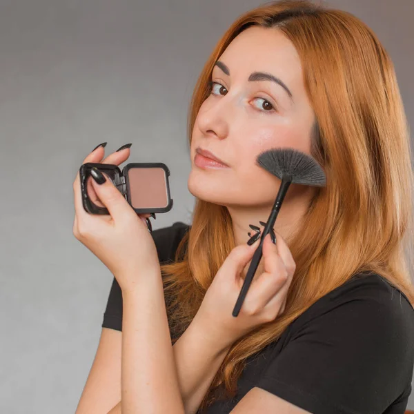 Evde makyaj yapan basit bir kız. Telafi süreci, adım adım. Göz makyajı.