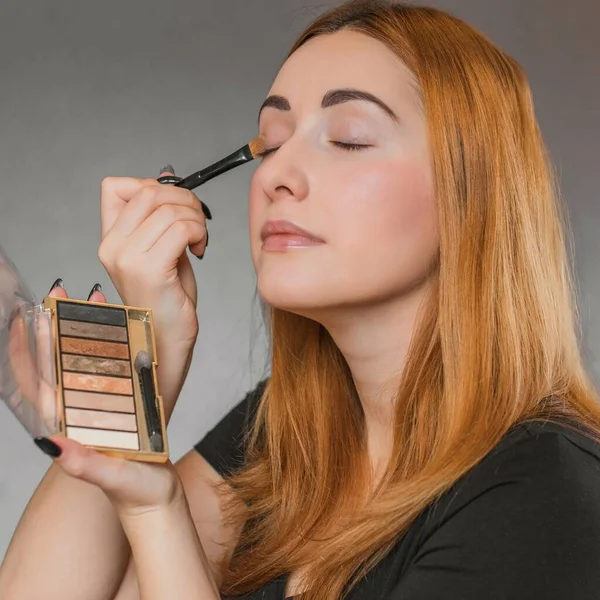 Evde makyaj yapan basit bir kız. Telafi süreci, adım adım. Göz makyajı.