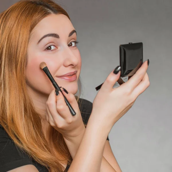 Evde makyaj yapan basit bir kız. Telafi süreci, adım adım. Göz makyajı.