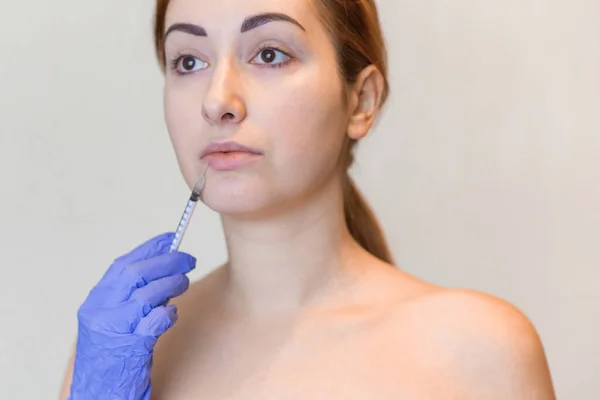 年轻女子的自然容貌得到化妆品注射 医生的手在脸上注射 美容术 — 图库照片
