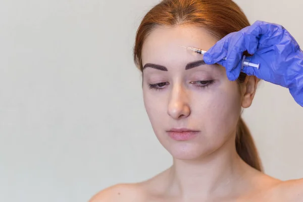 주사를 여성의 의사들은 얼굴에 주사를 놓는다 치료법 — 스톡 사진