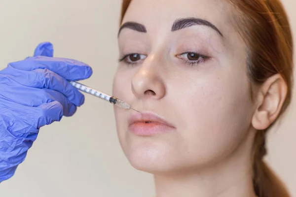 주사를 여성의 의사들은 얼굴에 주사를 놓는다 치료법 — 스톡 사진