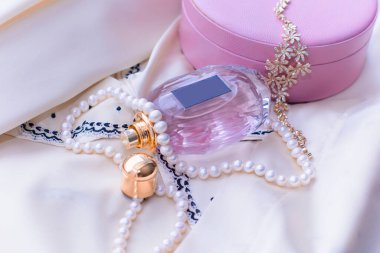 Klasik güzel aksesuarlar ve parfümler. Hanımlar için ilham, kadınlar için hediyeler. Kadınlık kavramı, muhteşem bir kadın için ilham kaynağı.