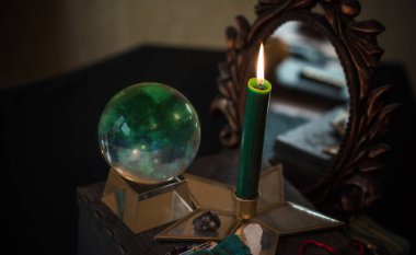 Sihirli kristal küre falcısı, aşk anlatıcısı, gizemli konsept, mumlu mistik sahne, masada tarot kartları.
