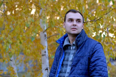 Genç adam, gençlerin hayatı, öğrenci hayatı, genç adamın portresi.