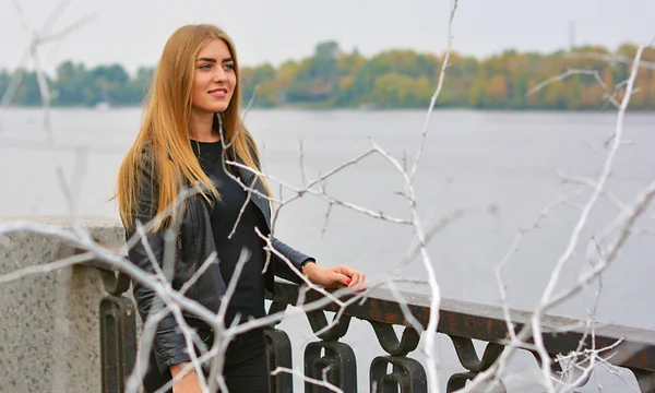 Mujer Moderna Moda Con Pelo Largo Rubio Estilo Mixto Casual — Foto de Stock