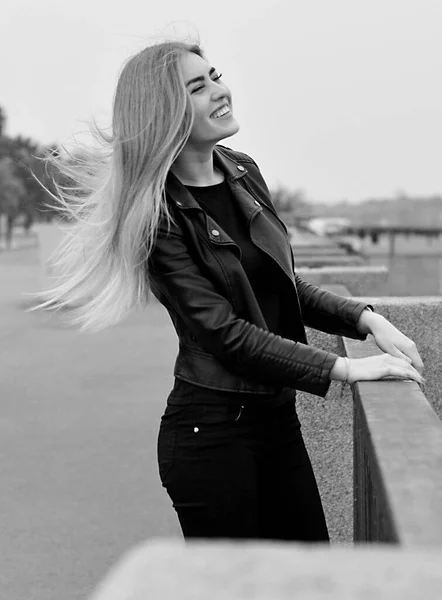 Модна Сучасна Жінка Довгим Світлим Волоссям Стиль Повсякденного Міксу Вулиці — стокове фото