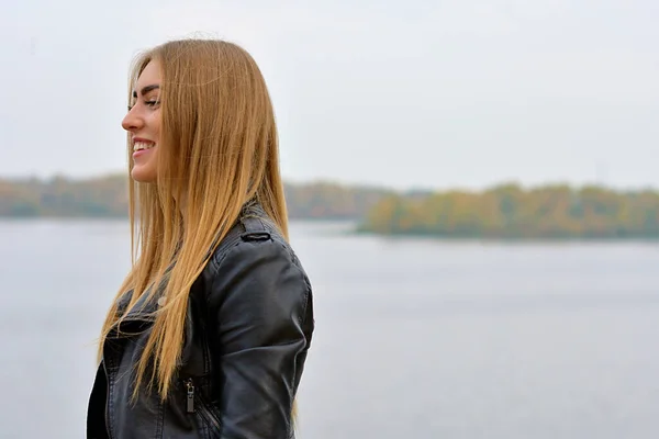 Modische Moderne Frau Mit Langen Blonden Haaren Lässig Mix Stil — Stockfoto