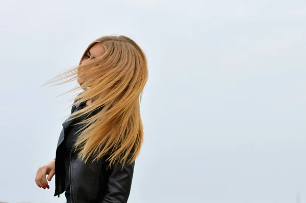 Модна Сучасна Жінка Довгим Світлим Волоссям Стиль Повсякденного Міксу Вулиці — стокове фото