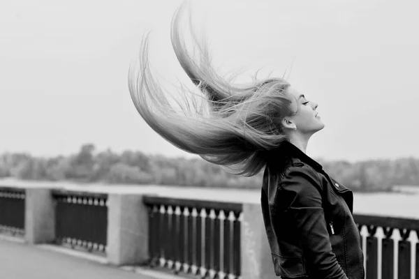 Modische Moderne Frau Mit Langen Blonden Haaren Lässig Mix Stil — Stockfoto