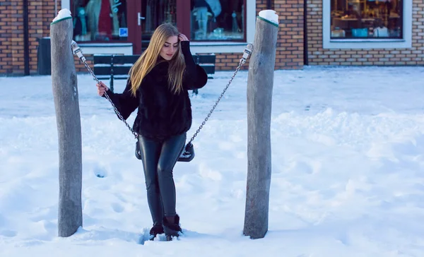 Modna Nowoczesna Kobieta Długimi Blond Włosami Stylu Casual Mix Ulicy — Zdjęcie stockowe