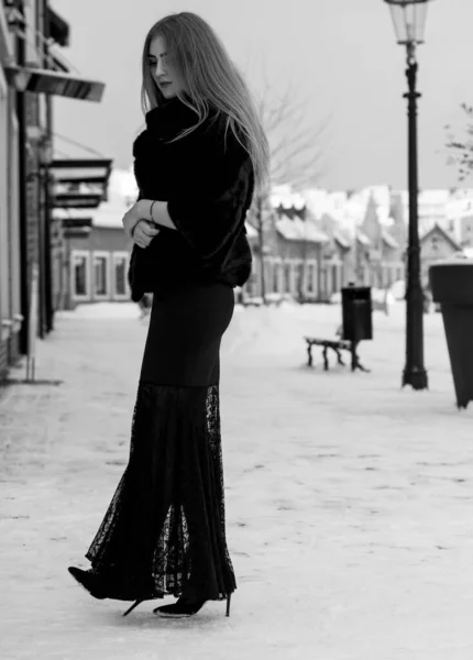 Модная Современная Женщина Длинными Светлыми Волосами Casual Mix Style Улице — стоковое фото