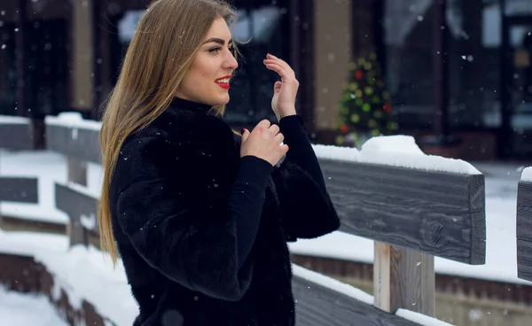 Modernt Modern Kvinna Med Långt Blont Hår Casual Mix Stil — Stockfoto