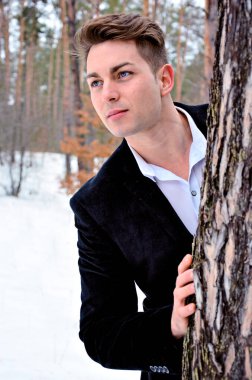 Yakışıklı genç adam, açık hava portresi, erkekler için şık günlük tarz, erkekler için açık hava portresi, erkekler için tarz. 