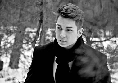 Yakışıklı genç adam, açık hava portresi, erkekler için şık günlük tarz, erkekler için açık hava portresi, erkekler için tarz. 