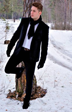 Yakışıklı genç adam, açık hava portresi, erkekler için şık günlük tarz, erkekler için açık hava portresi, erkekler için tarz. 