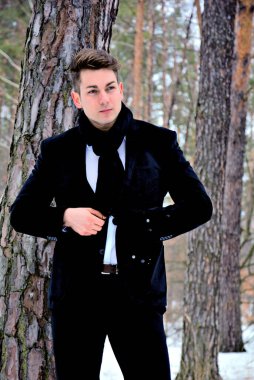 Yakışıklı genç adam, açık hava portresi, erkekler için şık günlük tarz, erkekler için açık hava portresi, erkekler için tarz. 