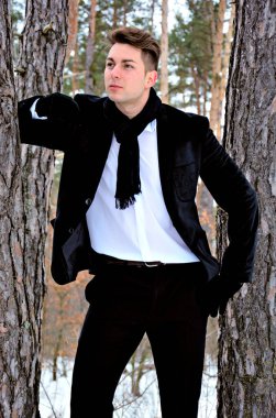 Yakışıklı genç adam, açık hava portresi, erkekler için şık günlük tarz, erkekler için açık hava portresi, erkekler için tarz. 