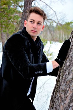 Yakışıklı genç adam, açık hava portresi, erkekler için şık günlük tarz, erkekler için açık hava portresi, erkekler için tarz. 