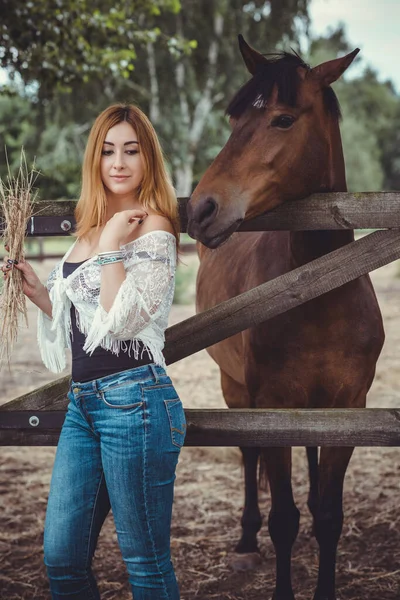 Γυναίκα Στη Μόδα Bohemian Casual Στυλ Άλογα Ένα Αγρόκτημα Ζώα — Φωτογραφία Αρχείου