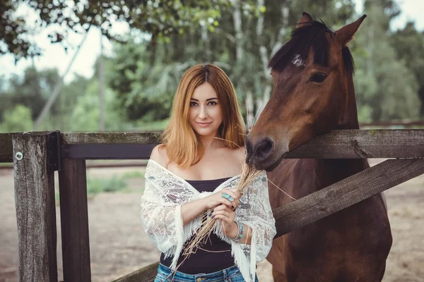 Kobieta Modnym Czeskim Stylu Casual Końmi Farmie Zwierzęta Domowe Miejscowości — Zdjęcie stockowe