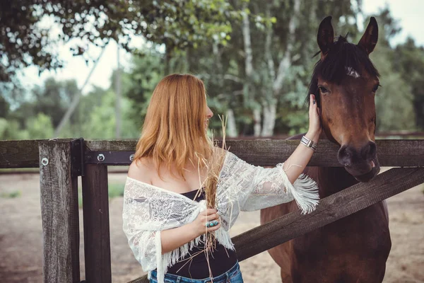 Kobieta Modnym Czeskim Stylu Casual Końmi Farmie Zwierzęta Domowe Miejscowości — Zdjęcie stockowe