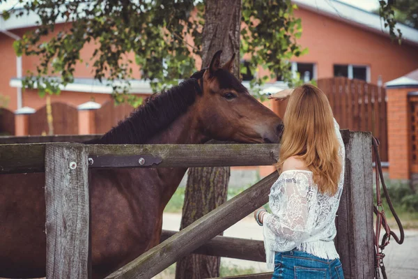 Kobieta Modnym Czeskim Stylu Casual Końmi Farmie Zwierzęta Domowe Miejscowości — Zdjęcie stockowe
