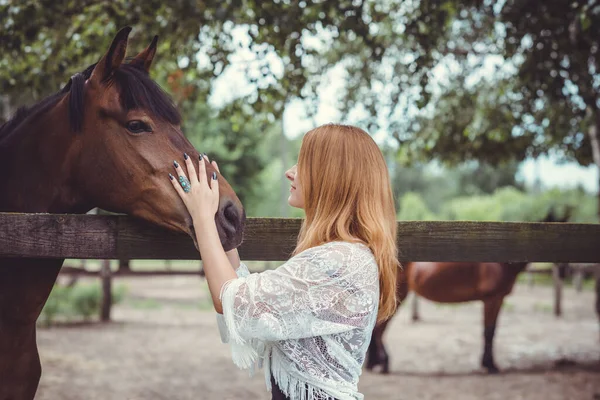 Mulher Estilo Casual Boêmio Moda Com Cavalos Uma Fazenda Animais — Fotografia de Stock