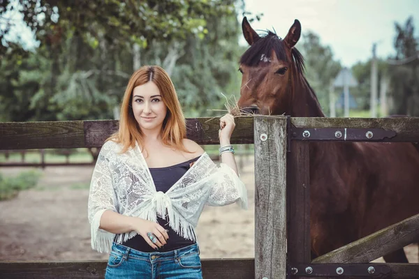 Kobieta Modnym Czeskim Stylu Casual Końmi Farmie Zwierzęta Domowe Miejscowości — Zdjęcie stockowe