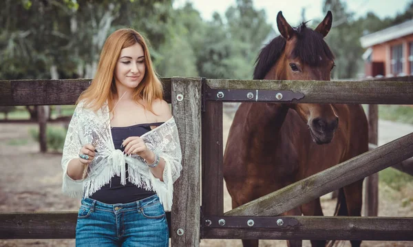 Kobieta Modnym Czeskim Stylu Casual Końmi Farmie Zwierzęta Domowe Miejscowości — Zdjęcie stockowe