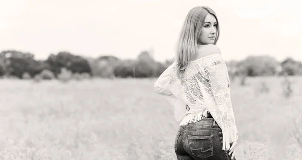 Jovem Bonita Estilo Moda Boêmia Retrato Livre Campo Menina Ruiva — Fotografia de Stock