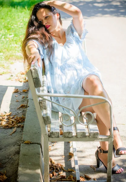 Eine Frau Mittleren Alters Von Europäischem Aussehen Mit Langen Dunklen — Stockfoto