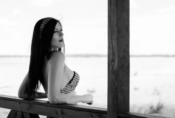Femme Sexy Avec Longs Cheveux Noirs Nature Maillots Bain Vacances — Photo