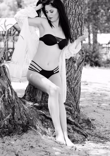 Sexy Kobieta Długimi Czarnymi Włosami Łonie Natury Strojach Kąpielowych Wakacje — Zdjęcie stockowe