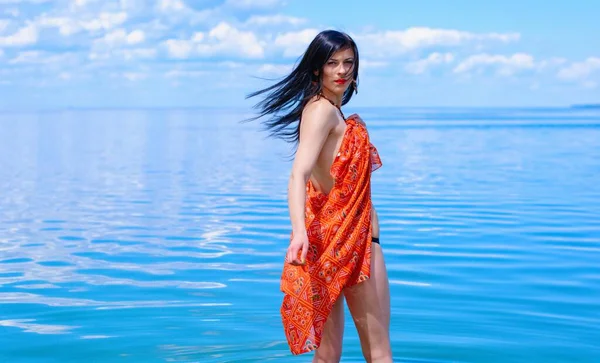 Mujer Sexy Con Pelo Largo Negro Naturaleza Traje Baño Vacaciones —  Fotos de Stock