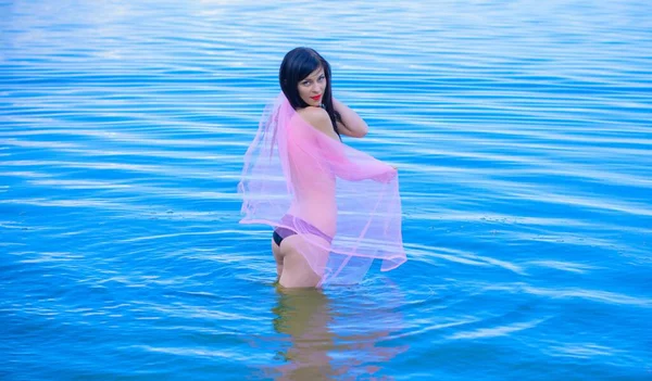 Mujer Sexy Con Pelo Largo Negro Naturaleza Traje Baño Vacaciones —  Fotos de Stock