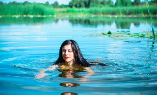 Sexy Kobieta Długimi Czarnymi Włosami Łonie Natury Strojach Kąpielowych Wakacje — Zdjęcie stockowe