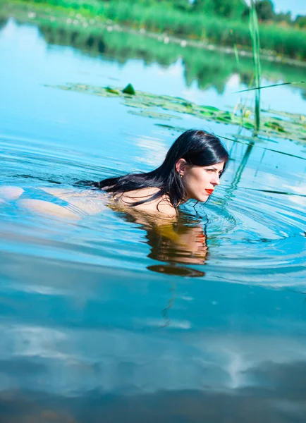 Mujer Sexy Con Pelo Largo Negro Naturaleza Traje Baño Vacaciones —  Fotos de Stock