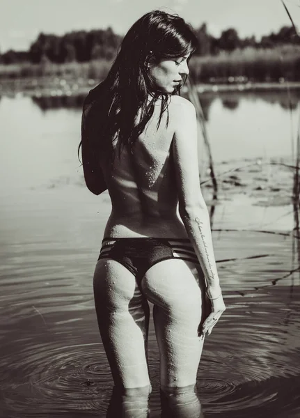 Mulher Sexy Com Longos Cabelos Pretos Natureza Roupa Banho Férias — Fotografia de Stock