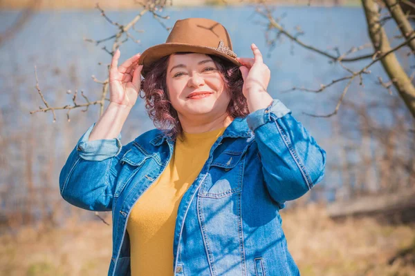 Reife Size Frau Amerikanisches Oder Europäisches Aussehen Geht Und Das — Stockfoto