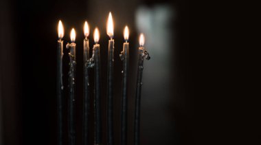 Karanlık mumları, ayinleri ve büyülü zamanı olan Menorah.